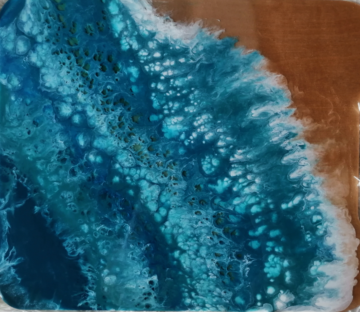 Art-story Lace of tide. Wooden serving plate with blue fluid art decor.